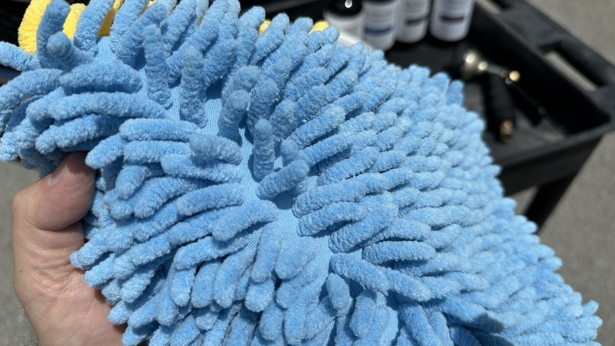 Chenille wash mitt fibers.