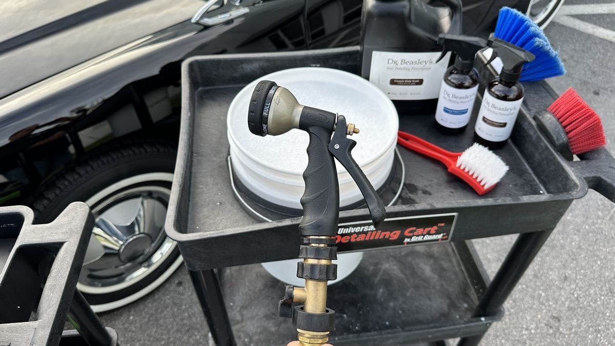 Hose sprayer head for rinsing a black car