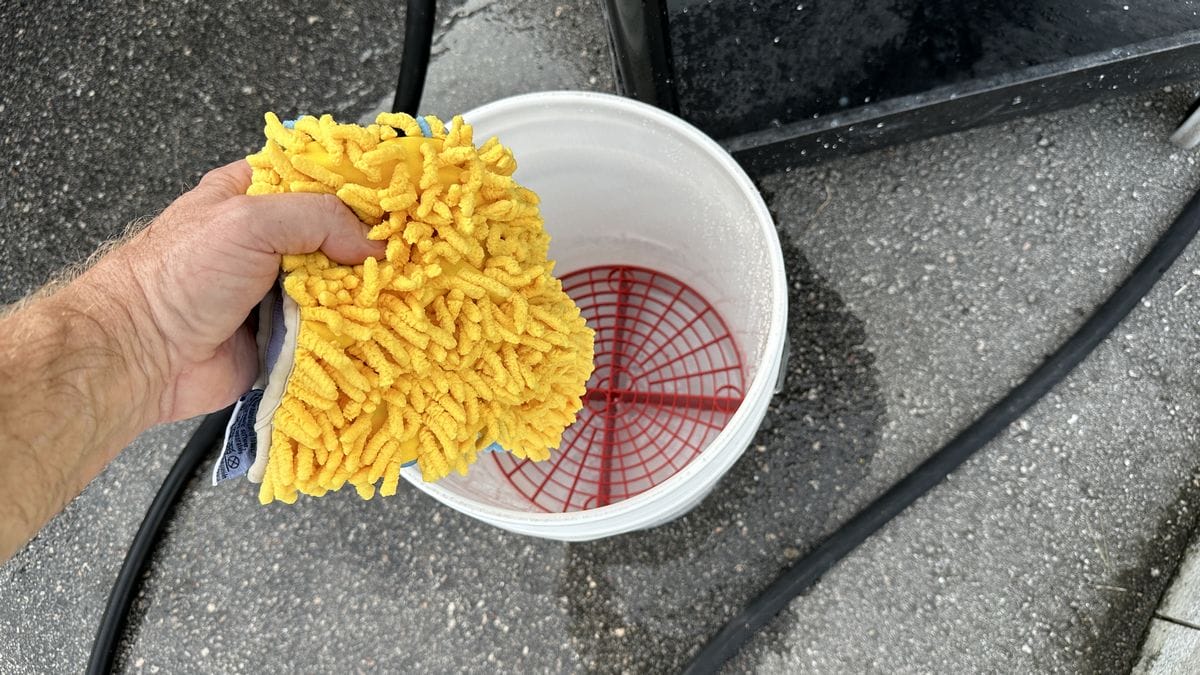 Discarding used wash mitt