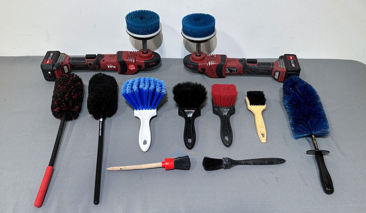 Wheel cleaning brushes