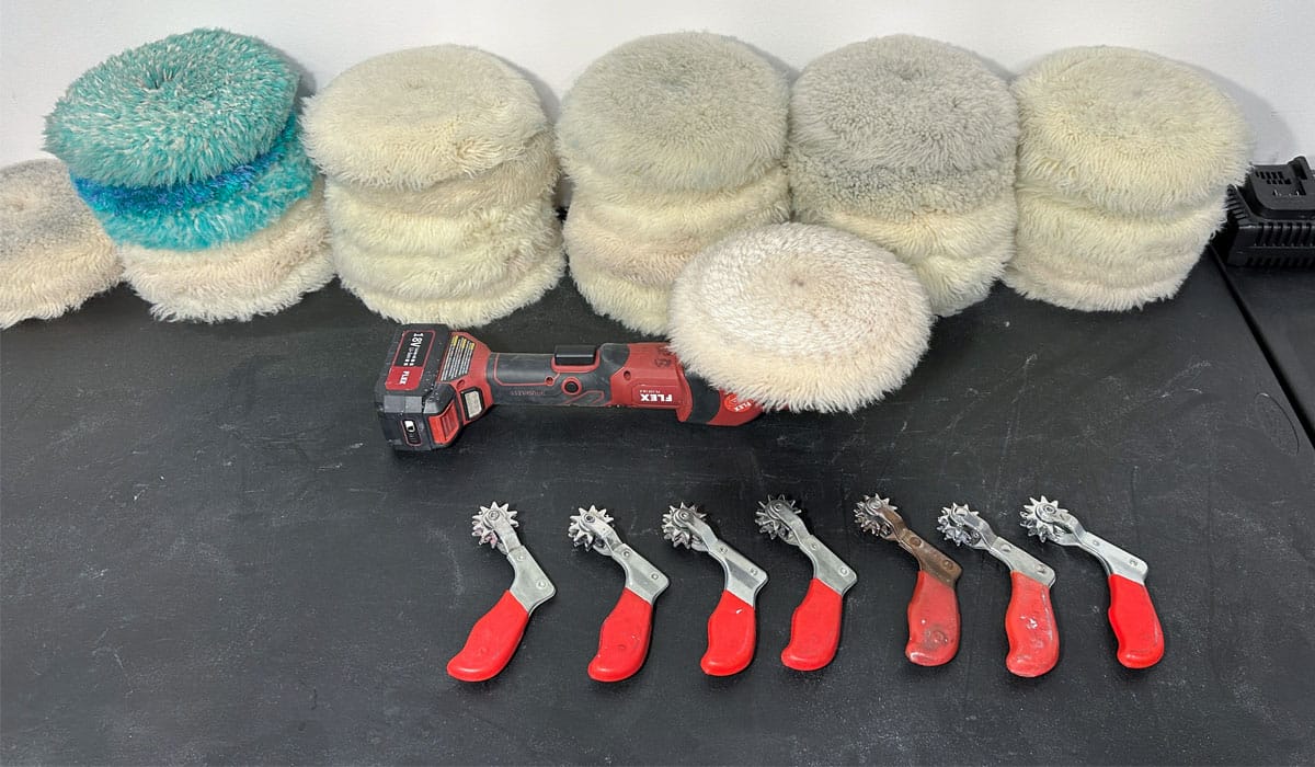 Wool pads with cleaning spurs