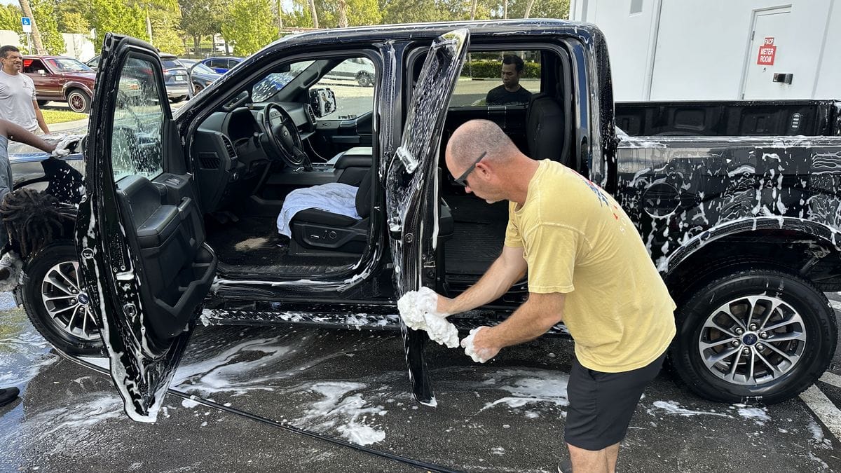 Washing truck for detailing class