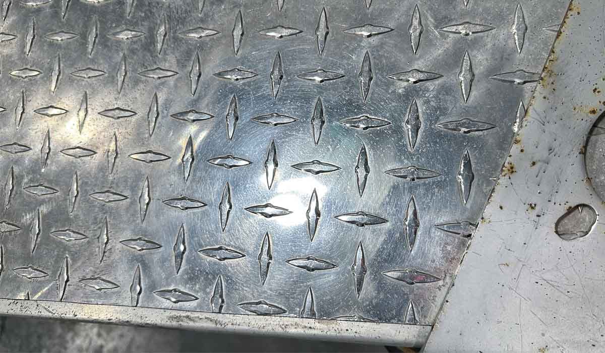 Polishing aluminum diamond plate