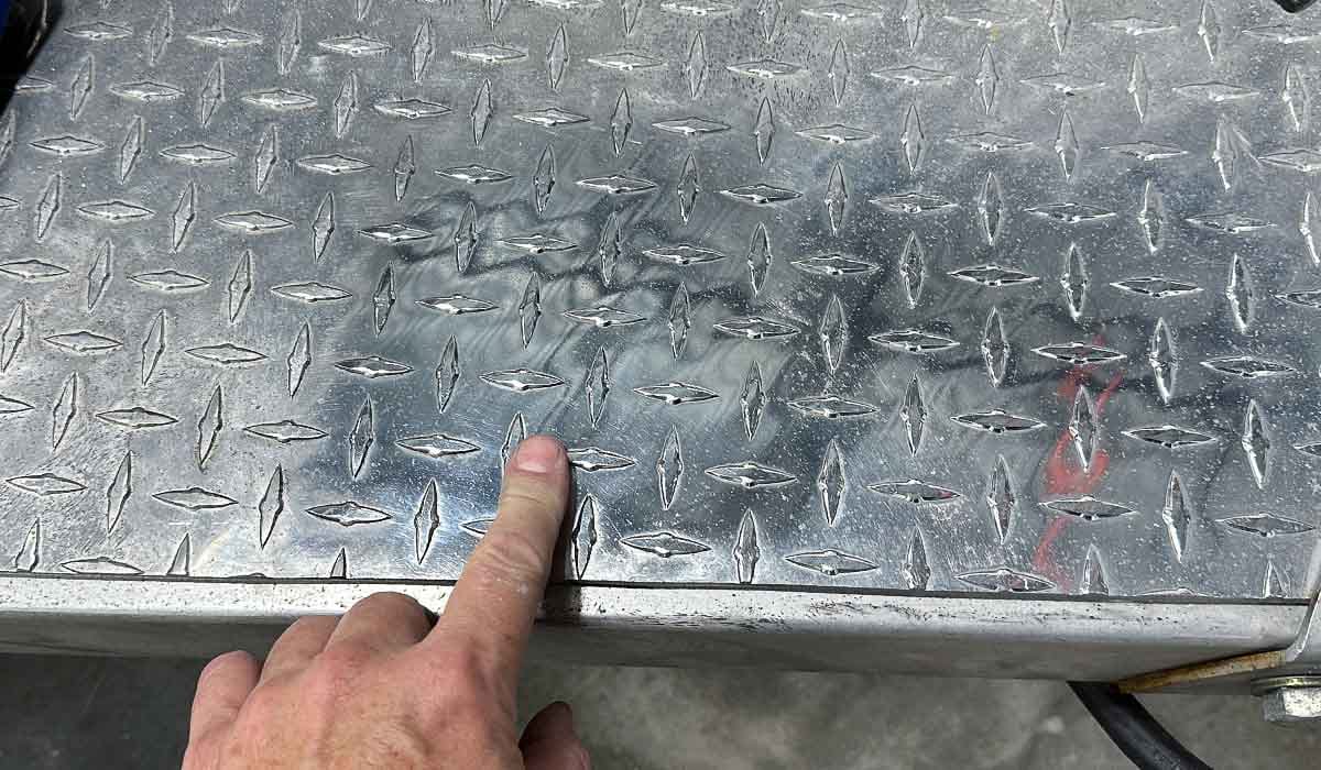 Polishing diamond plate aluminum with polishing ball