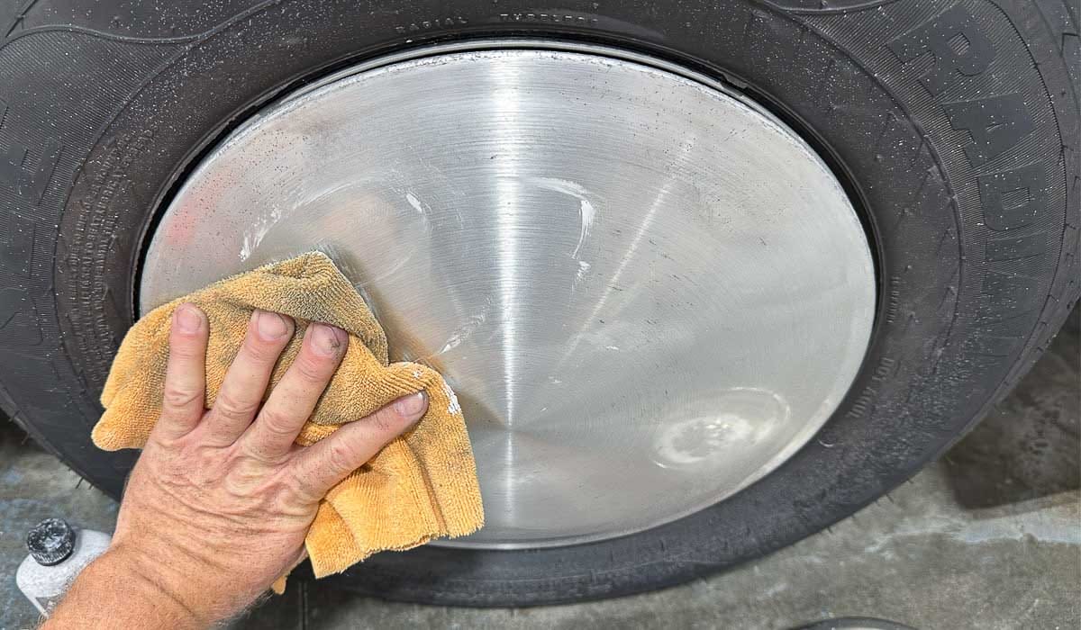 Polishing aluminum with a random orbital polisher