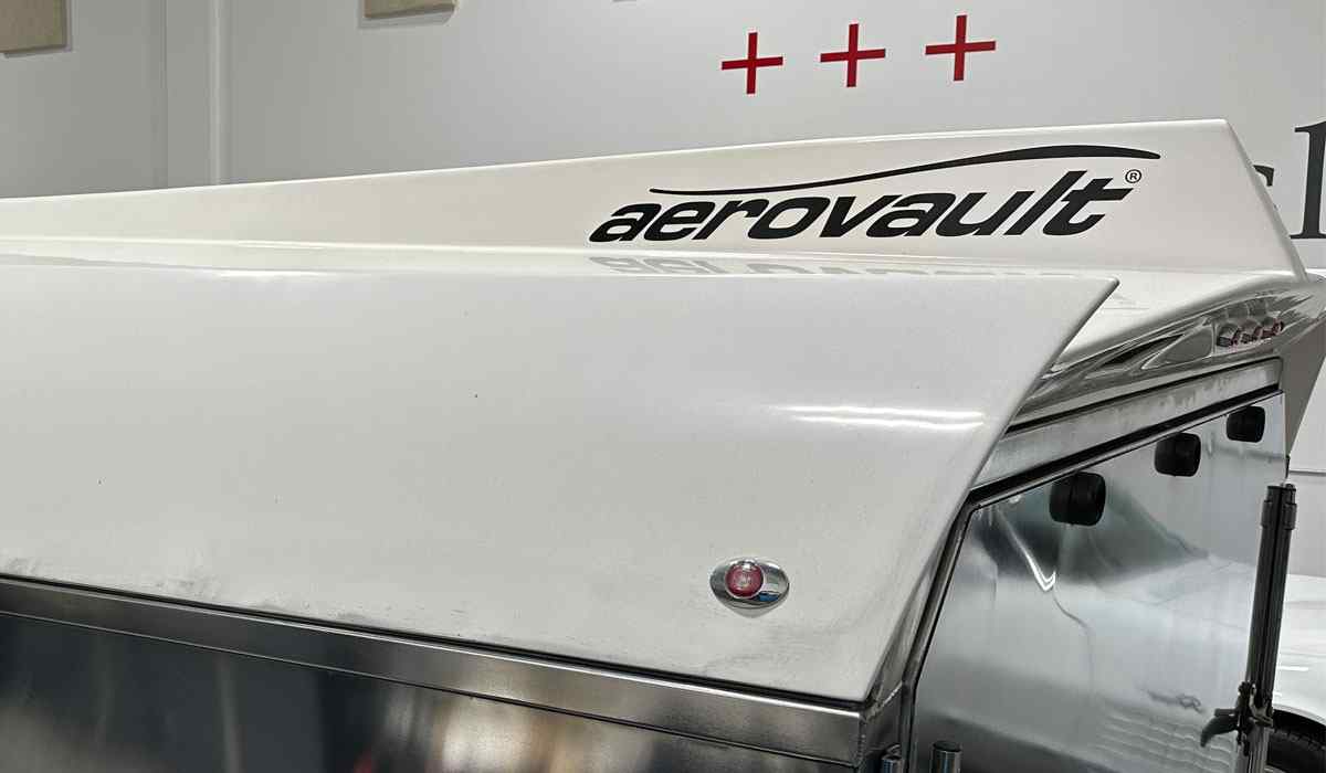 Oxidized and stained fiberglass gelcoat