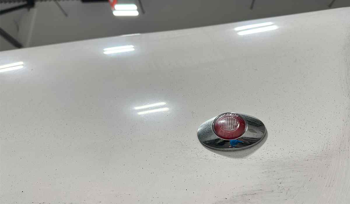 Oxidized and stained fiberglass gelcoat