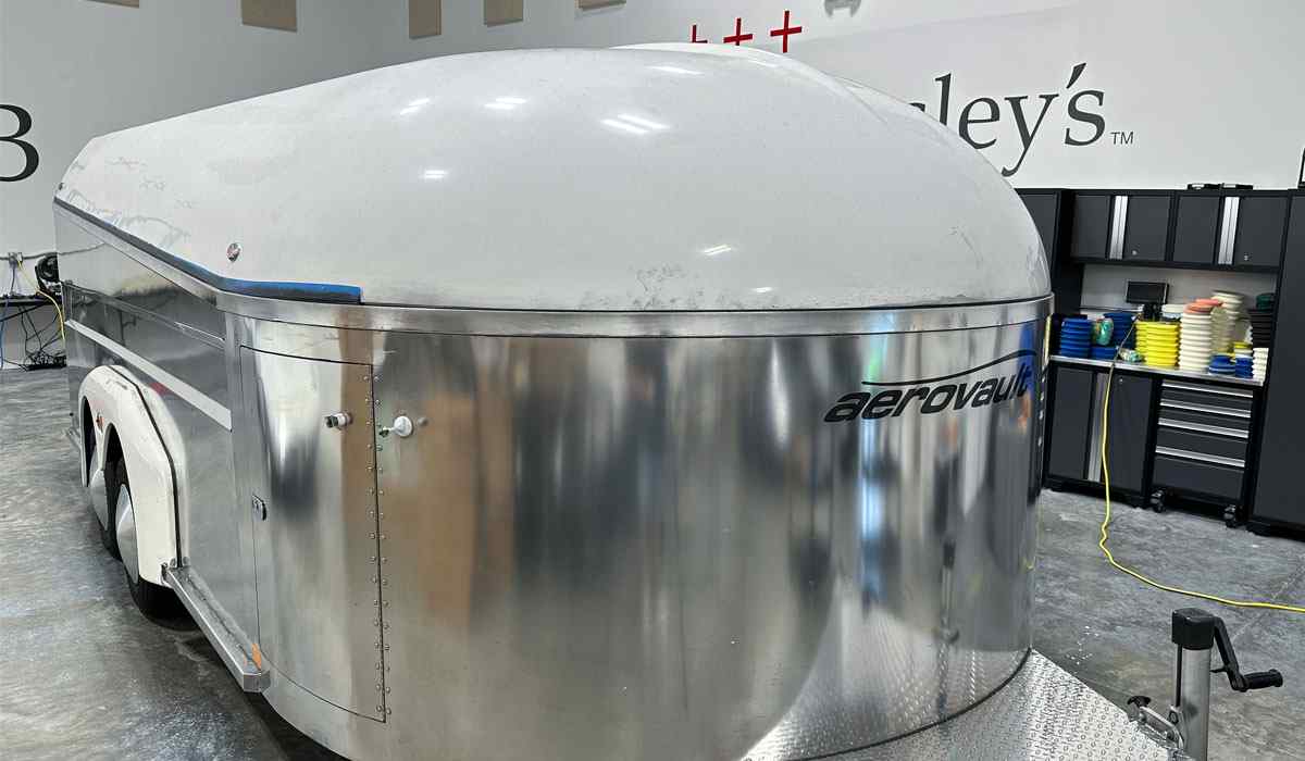 Oxidized and stained fiberglass gelcoat