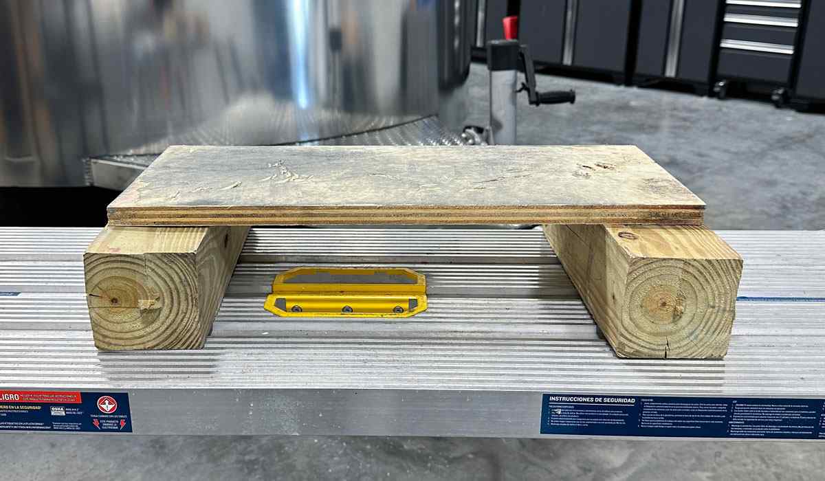 Elevated platforms for detailing high surfaces