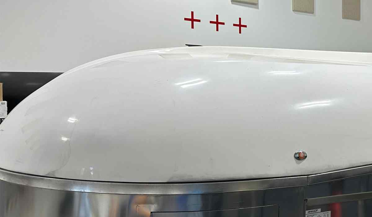 Oxidized and stained fiberglass gelcoat