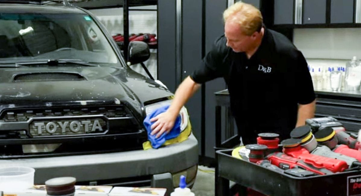 Leveling ceramic coating for headlights