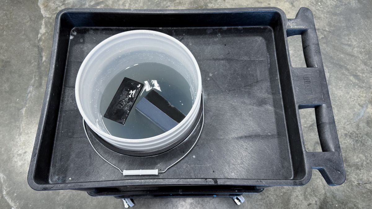 Bucket for sanding papers and backing pads