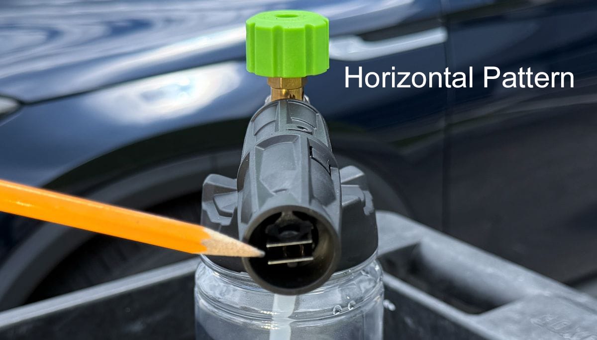 Adjusting foam cannon spray direction