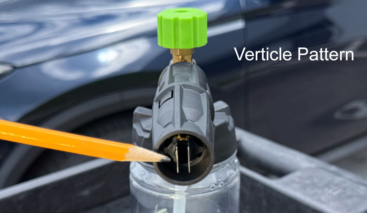 Adjusting foam cannon spray direction