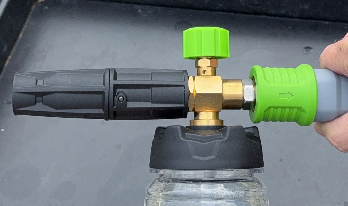 Properly attaching foam cannon