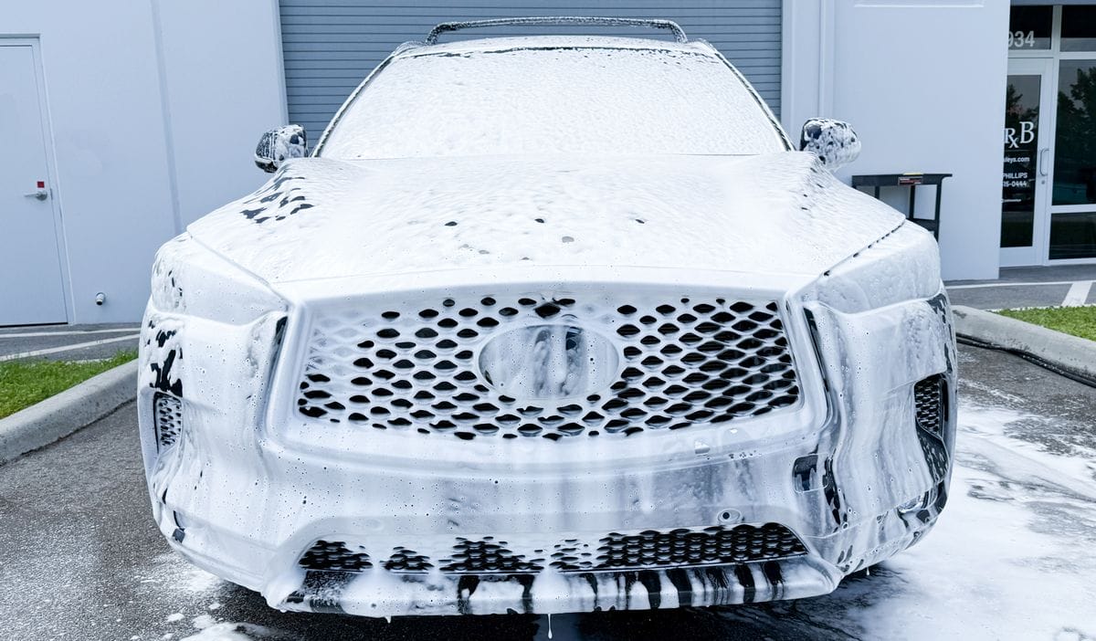 Washing car with foam cannon