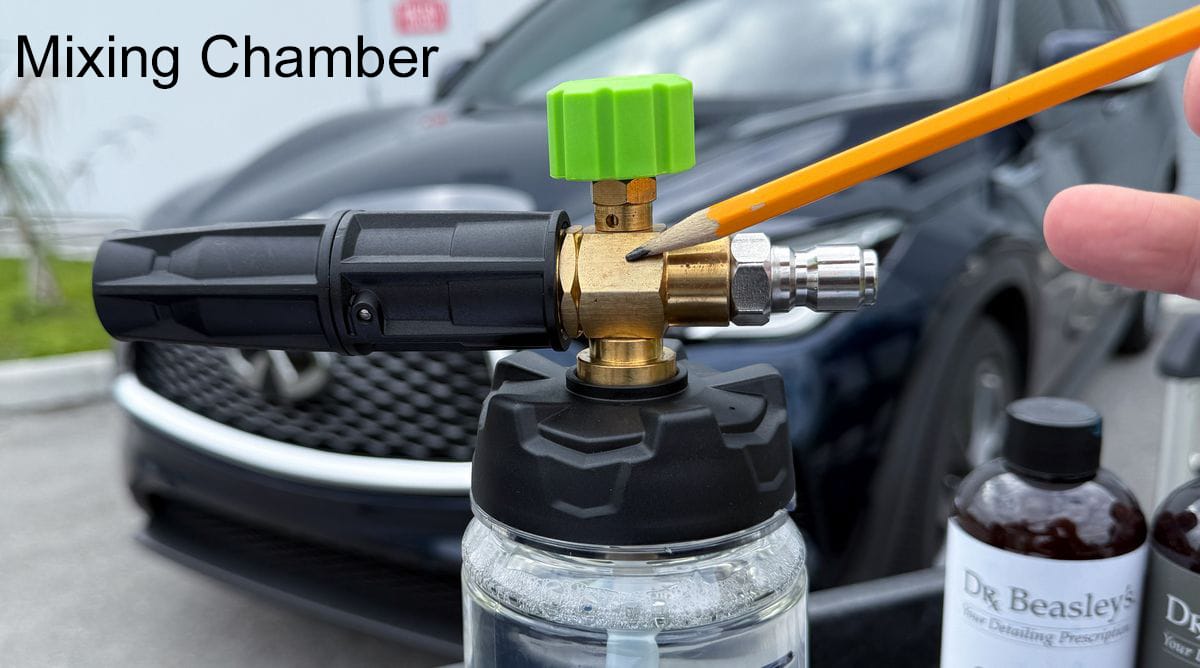Foam cannon mixing chamber