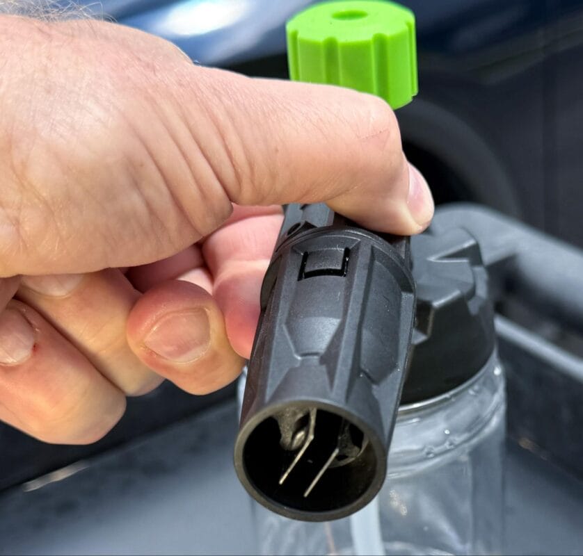 Adjusting foam cannon spray direction