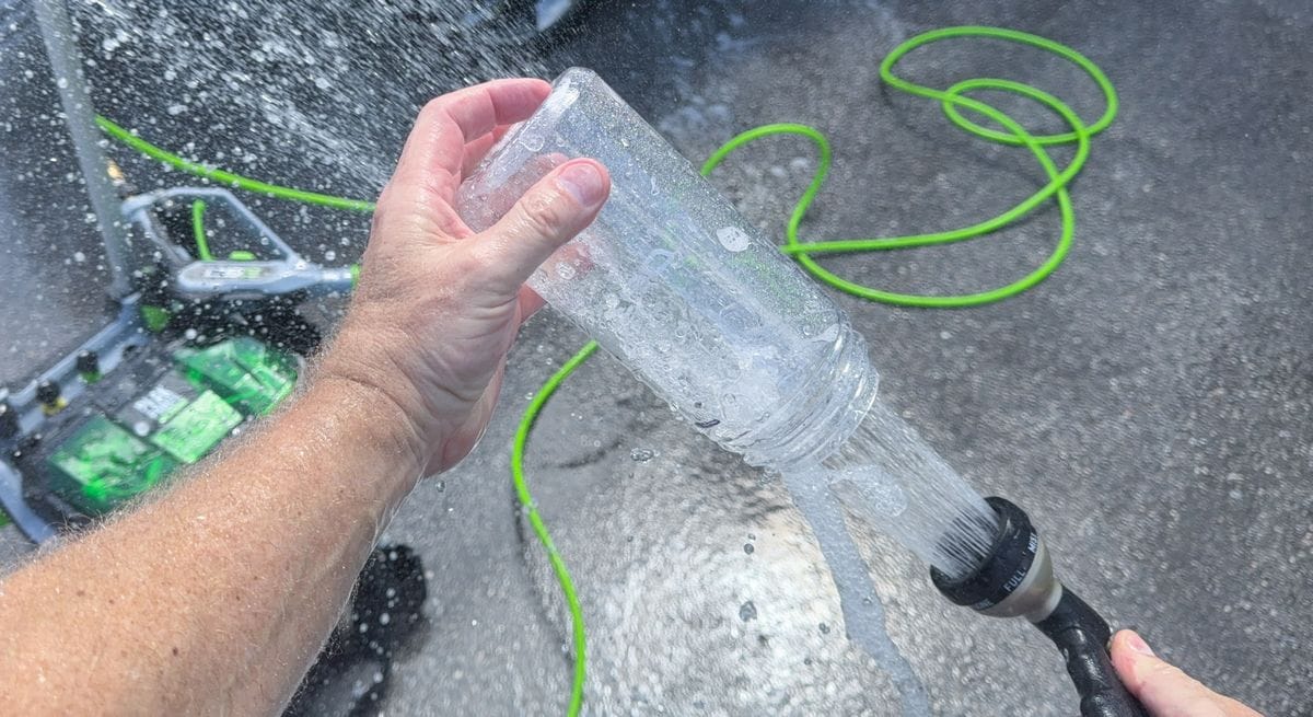 Rinsing out foam cannon reservoir