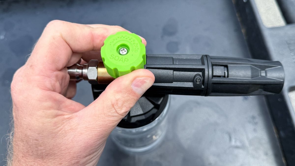 Adjusting foam volume nozzle