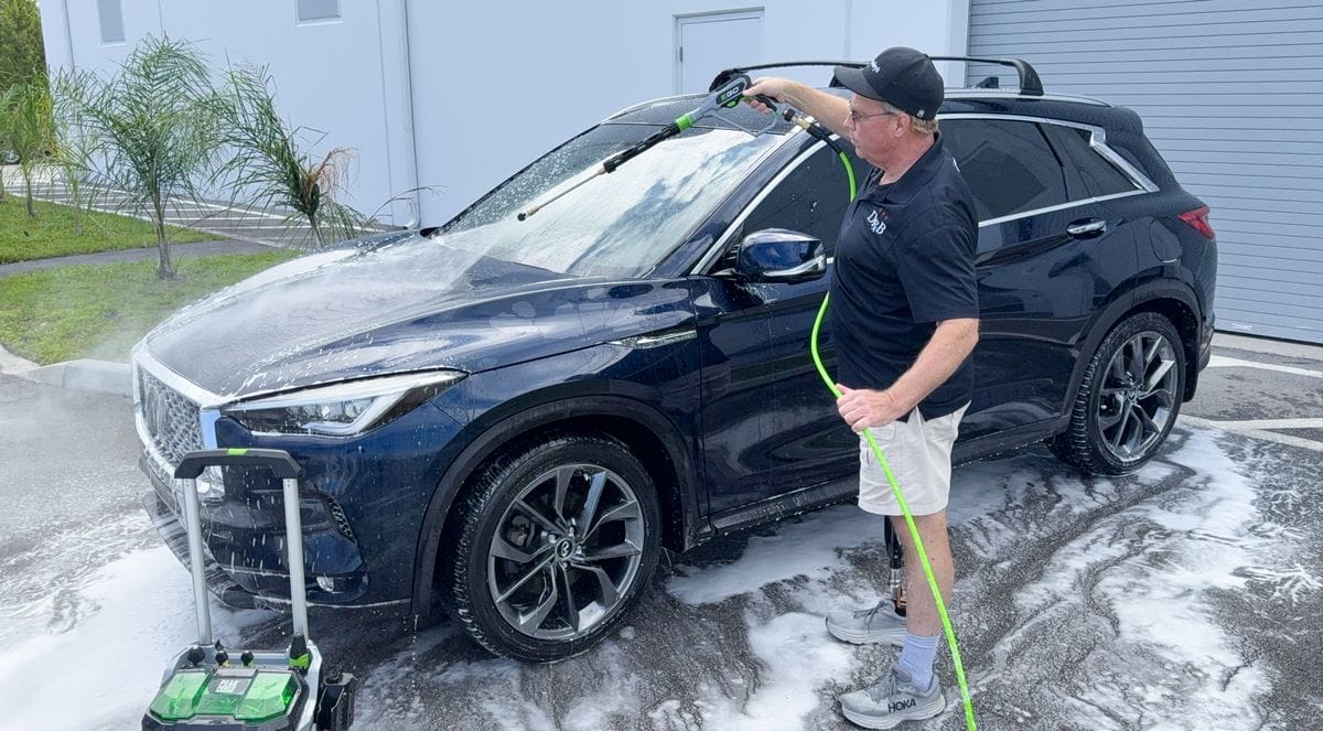 Washing car with foam cannon