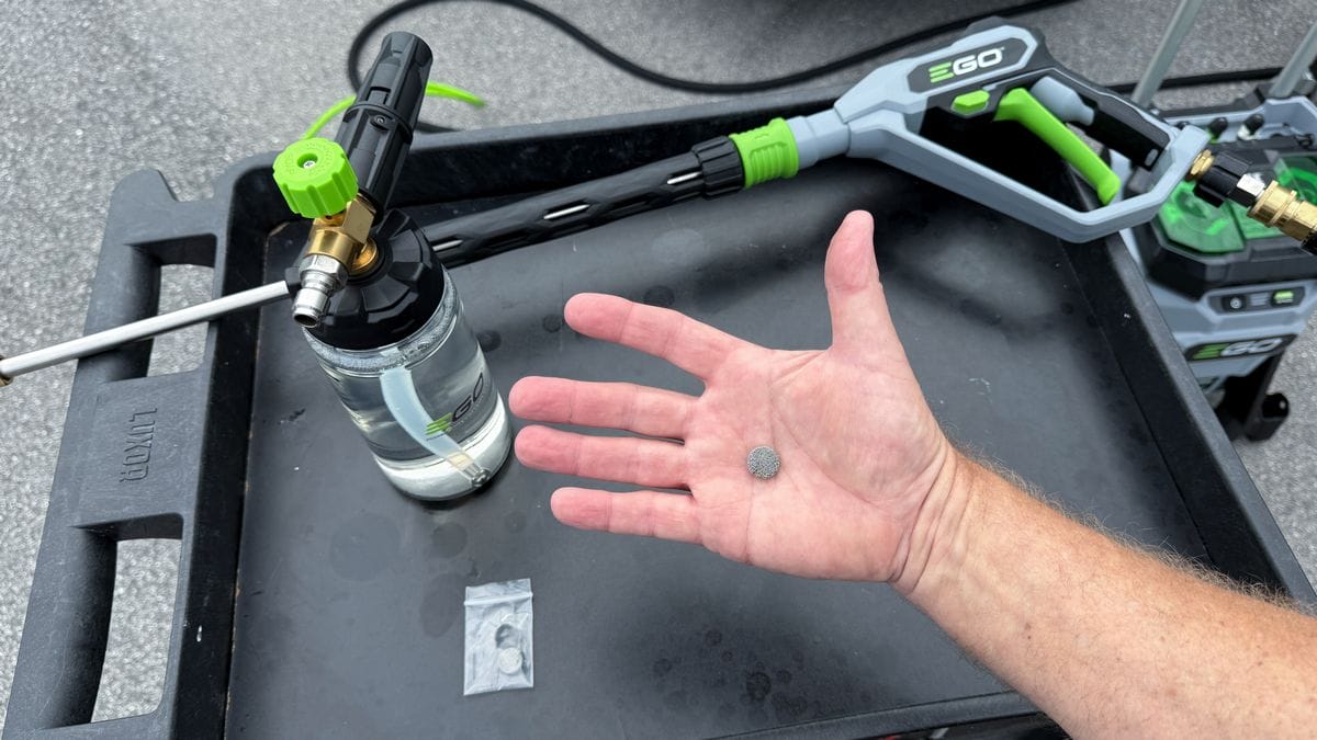 Internal mesh filter for foam cannon