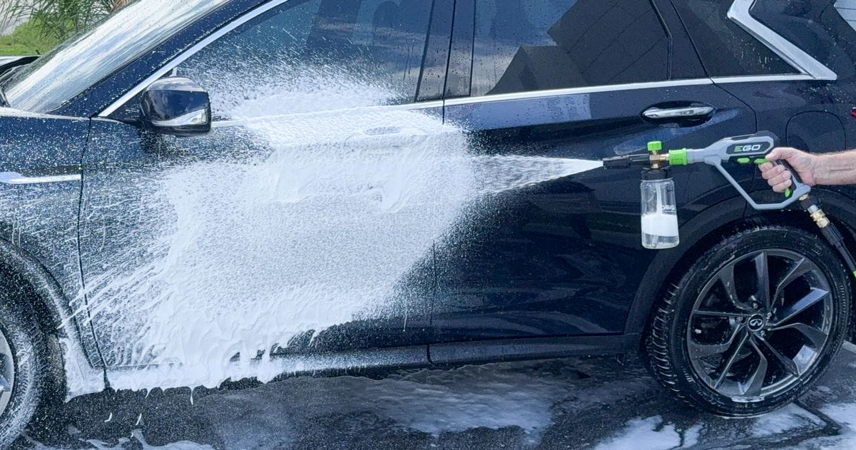 Narrow foam cannon spray pattern