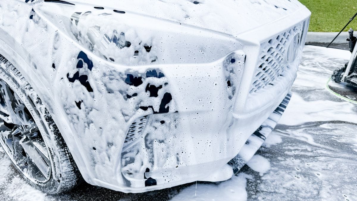 Washing car with foam cannon