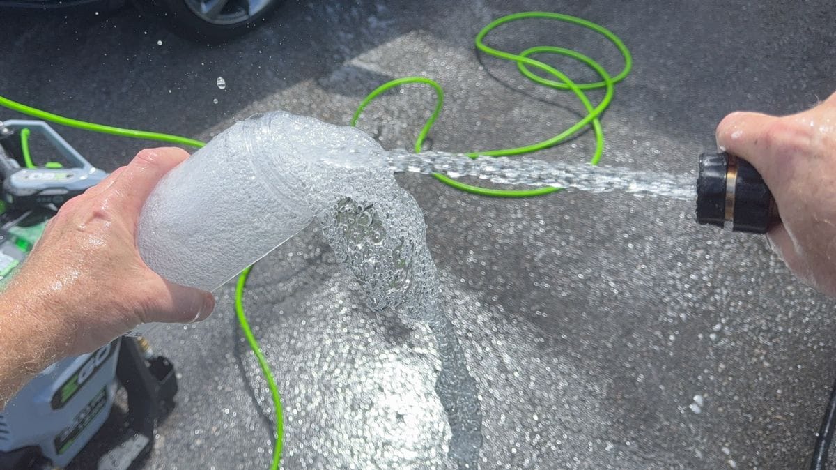 Rinsing out foam gun reservoir