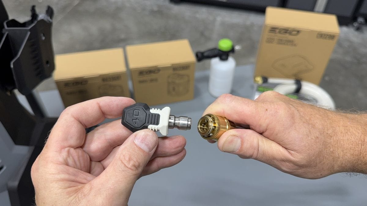Affixing nozzle tip to spray gun