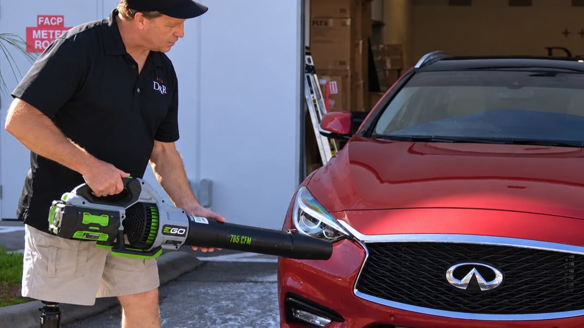 Using a leaf blower to remove water from car paint without touching the surface